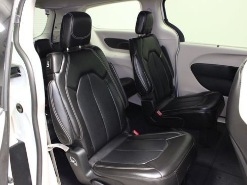 Used 2024 Chrysler Pacifica Touring-L FWD image 15