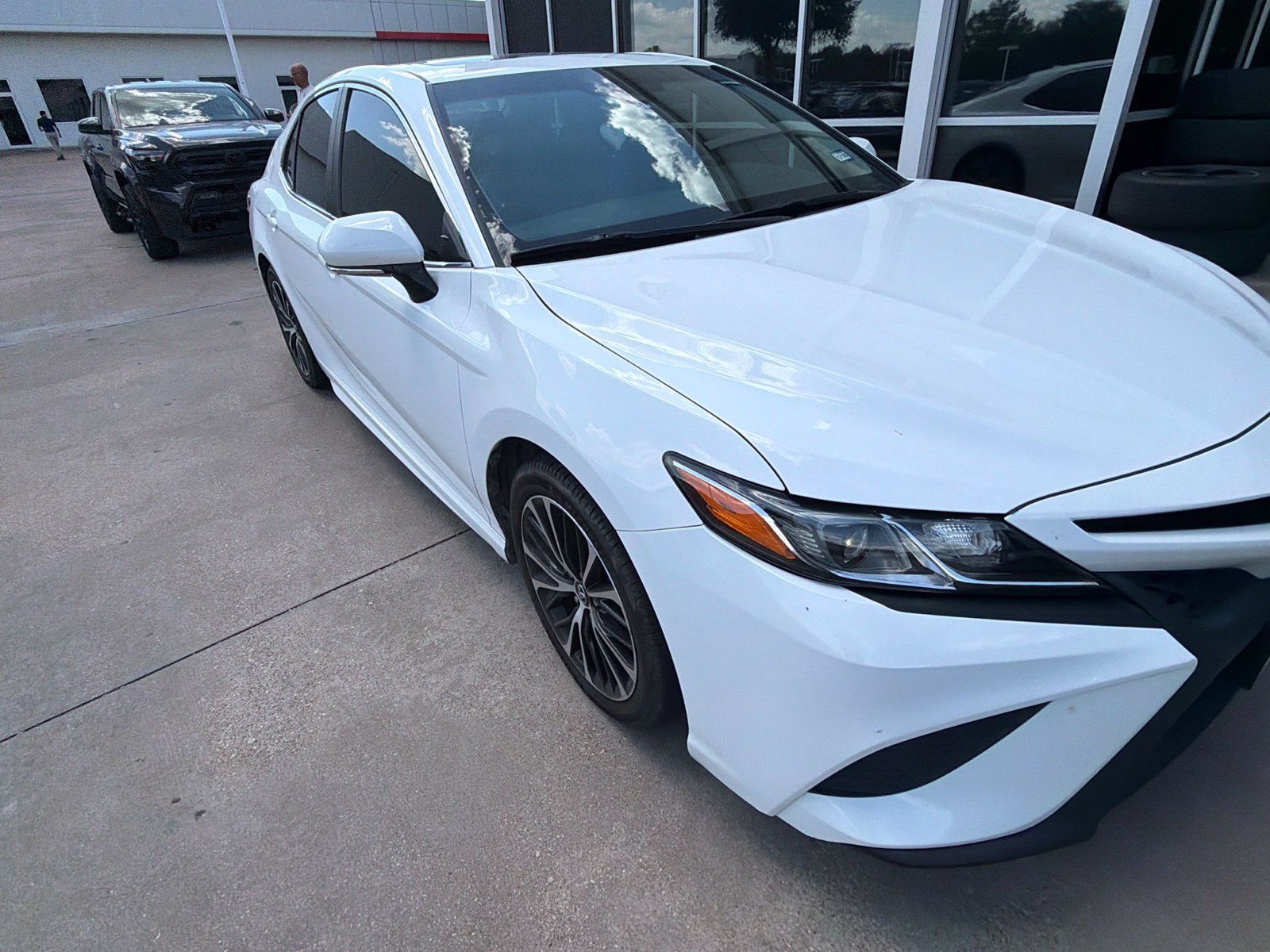 Used 2018 Toyota Camry SE w/ Audio Package FWD image 3