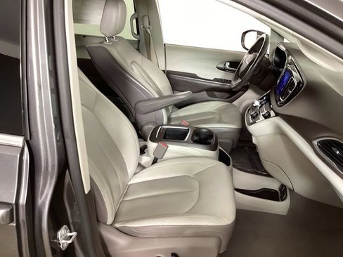 Used 2017 Chrysler Pacifica Touring-L Plus FWD image 38