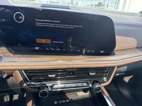 Used 2025 Chevrolet Suburban High Country AWD/4WD image 32