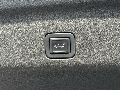 Used 2022 Chevrolet Suburban Z71 image 36