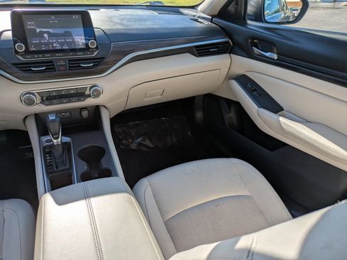 Used 2025 Nissan Altima 2.5 SV FWD image 17
