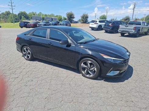 Used 2021 Hyundai Elantra SEL w/ Convenience + Premium Package FWD image 3