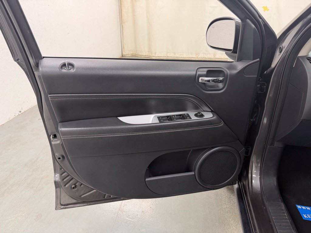 Used 2016 Jeep Compass High Altitude FWD image 17
