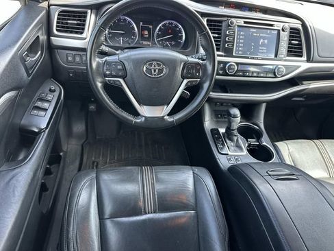 Used 2017 Toyota Highlander SE FWD image 19