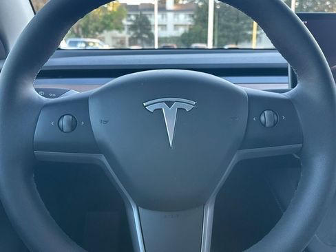 Used 2025 Tesla Model Y Long Range image 22
