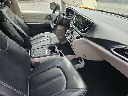 Used 2023 Chrysler Pacifica Touring-L FWD image 10
