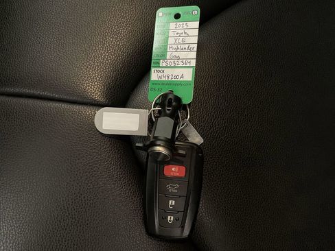 Used 2023 Toyota Highlander XLE image 31