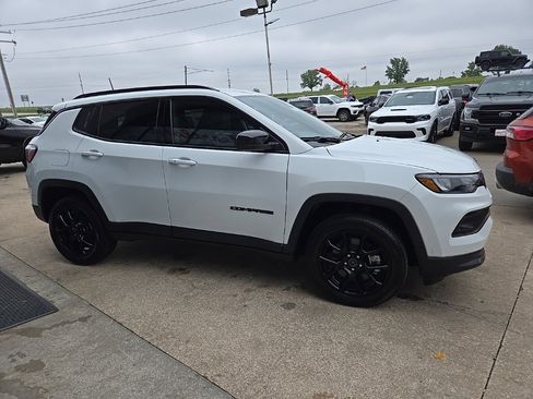 Used 2026 Jeep Compass Latitude image 12