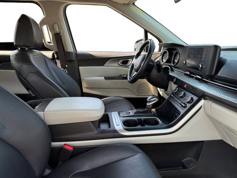 Used 2022 Kia Carnival LX image 13