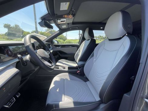New 2026 Volkswagen Tiguan SE R-Line FWD image 16