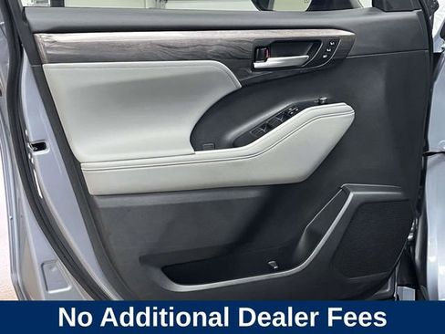 Used 2024 Toyota Highlander Platinum AWD/4WD image 17