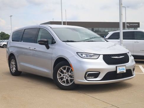 Used 2024 Chrysler Pacifica Touring-L FWD image 4