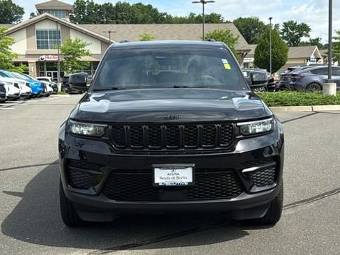 Used 2024 Jeep Grand Cherokee Altitude AWD/4WD image 3