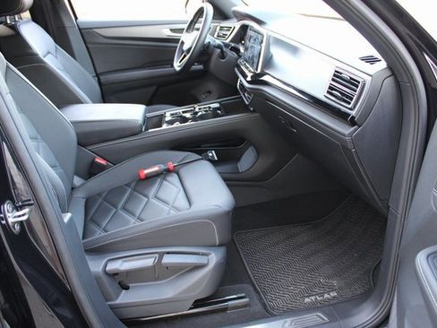 Used 2025 Volkswagen Atlas Cross Sport SE image 17