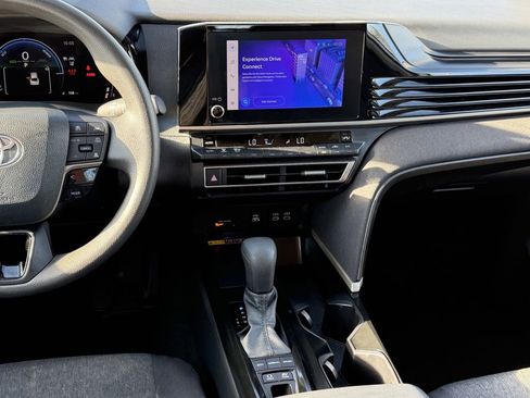 Used 2025 Toyota Camry LE FWD image 17