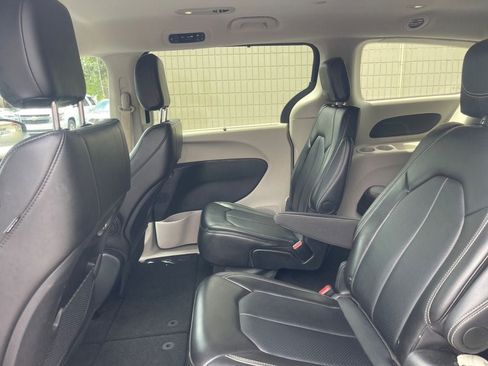 Used 2024 Chrysler Pacifica Touring-L FWD image 11