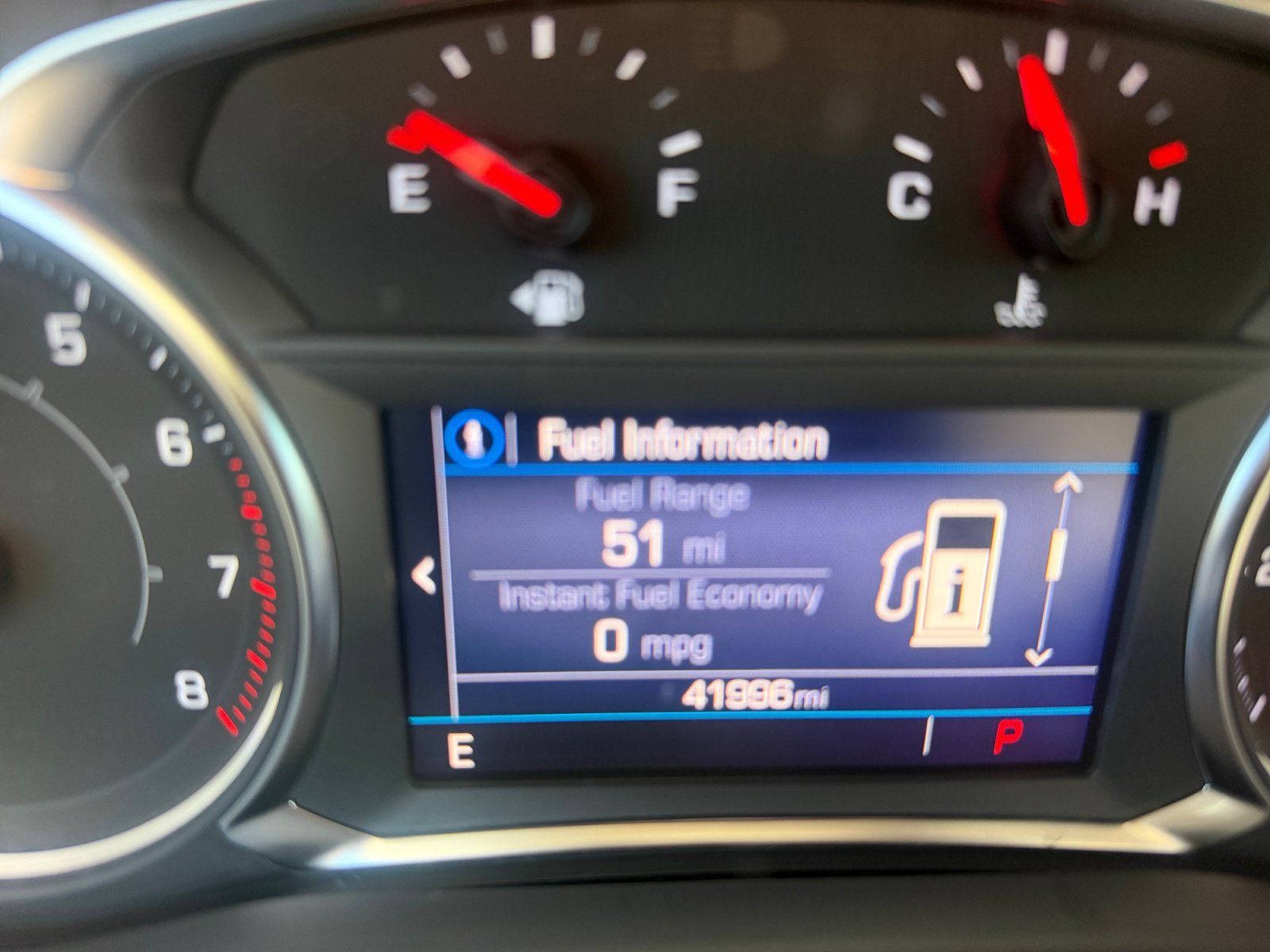 Used 2022 GMC Acadia SLE FWD image 2