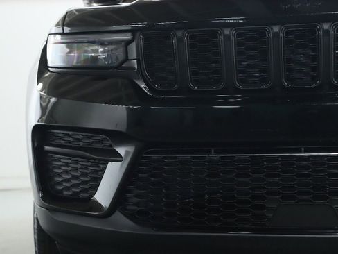 Used 2025 Jeep Grand Cherokee Altitude AWD/4WD image 6