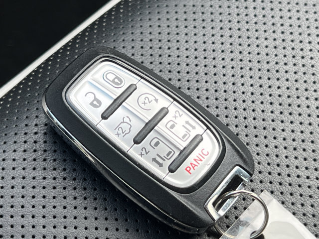 Used 2024 Chrysler Pacifica Limited FWD image 36