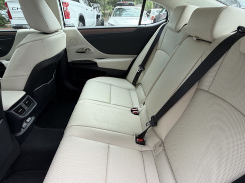 Used 2025 Lexus ES 300h w/ Premium Package FWD image 31