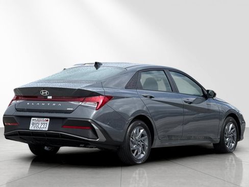 Used 2025 Hyundai Elantra Hybrid FWD image 4