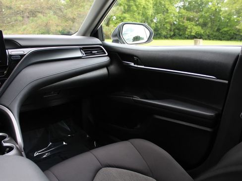 Used 2021 Toyota Camry LE FWD image 11