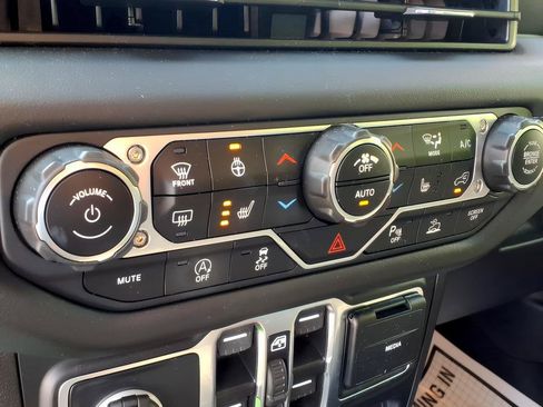 Used 2024 Jeep Wrangler Unlimited Sahara w/ Technology Group AWD/4WD image 22
