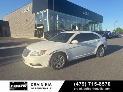 Used 2013 Chrysler 200 Touring FWD image 7