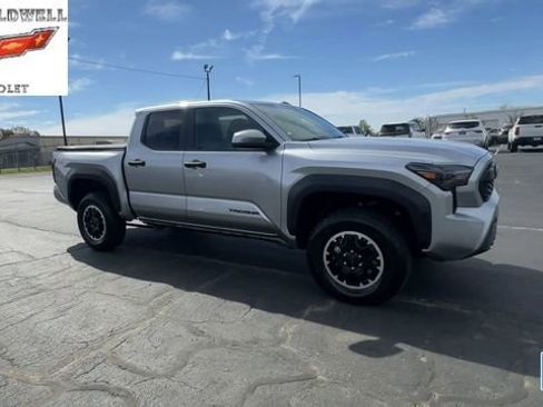 Used 2025 Toyota Tacoma TRD Off-Road AWD/4WD image 2