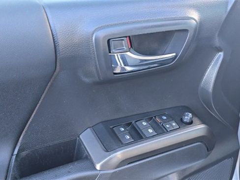 Used 2022 Toyota Tacoma TRD Off-Road image 11
