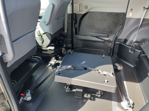 Used 2024 Toyota Sienna XLE w/ XLE Plus Package FWD image 26