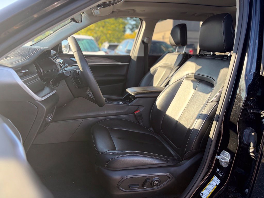 Certified 2023 Jeep Grand Cherokee L Limited AWD/4WD image 24