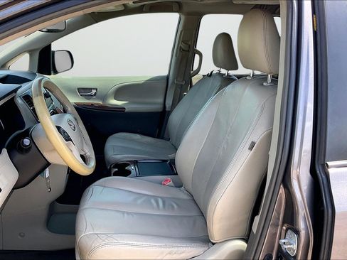 Used 2011 Toyota Sienna XLE w/ Entertainment Pkg FWD image 25