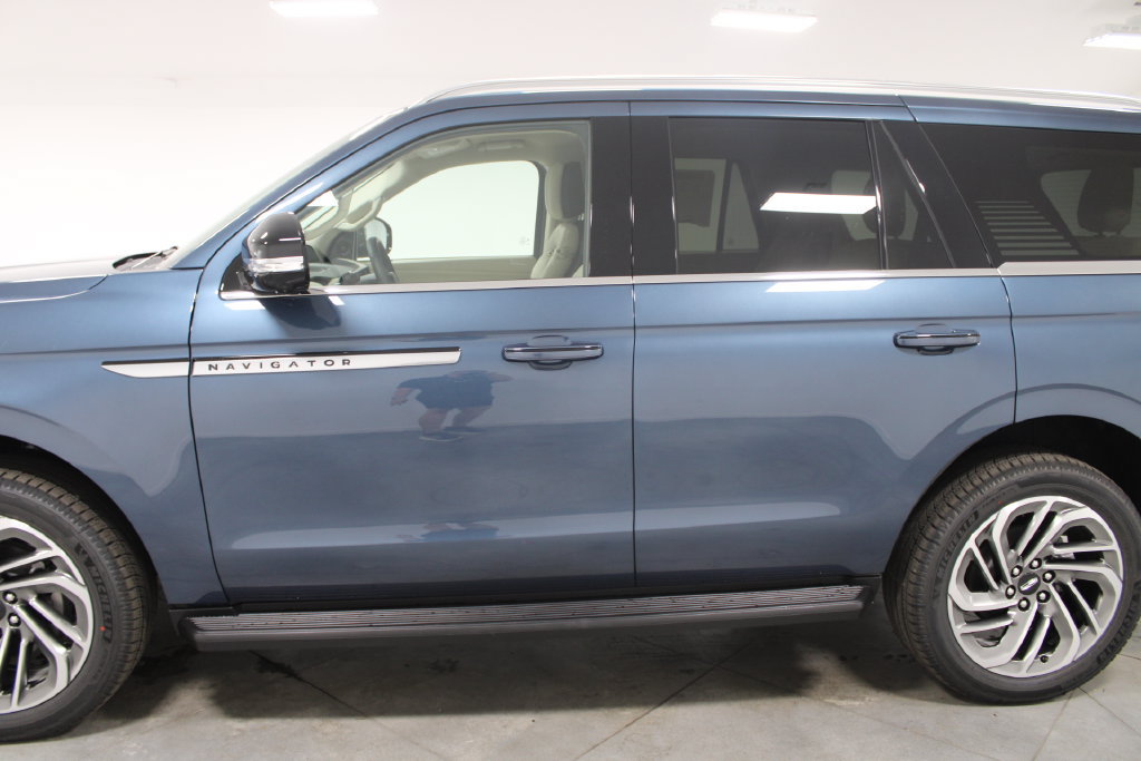 New 2027 Lincoln Navigator Premiere RWD image 5