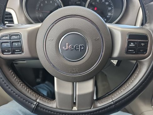 Used 2013 Jeep Grand Cherokee Laredo AWD/4WD image 26