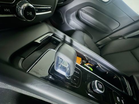 Used 2025 Volvo XC60 B5 Plus image 33