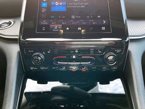 Used 2024 Jeep Grand Cherokee Altitude image 17