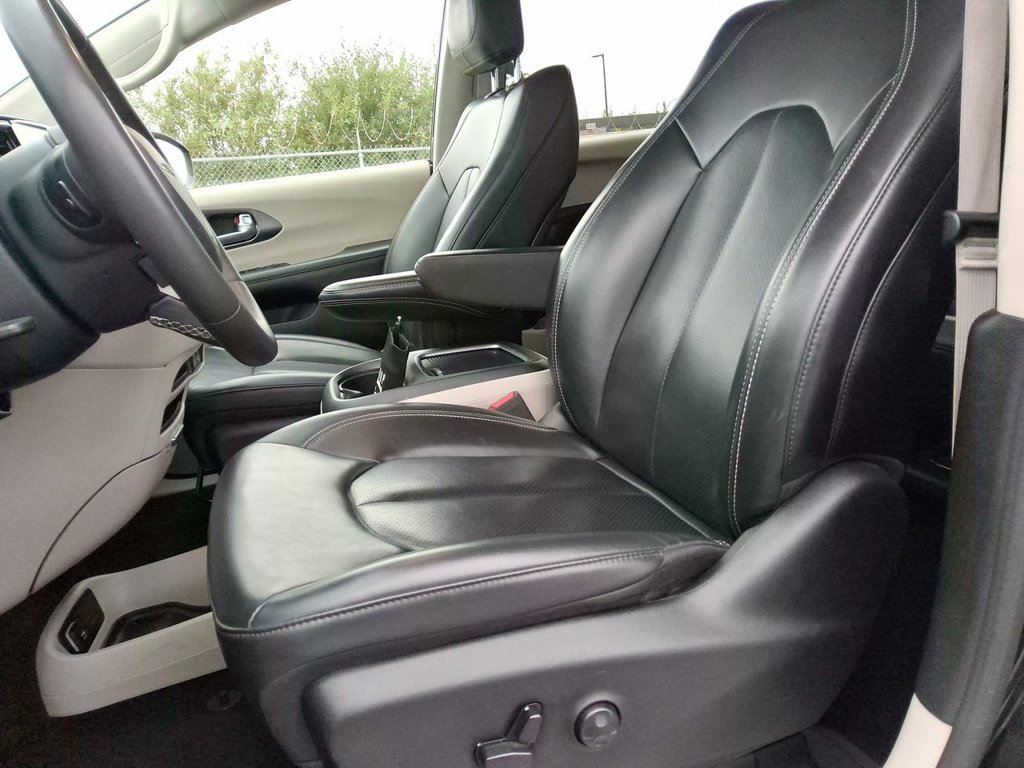 Used 2024 Chrysler Pacifica Limited FWD image 12