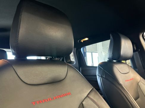 Used 2025 Jeep Compass Trailhawk AWD/4WD image 17