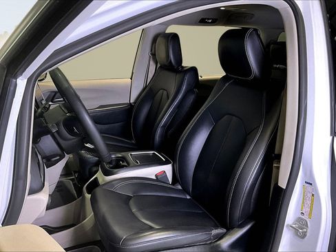 Used 2024 Chrysler Pacifica Touring-L image 21