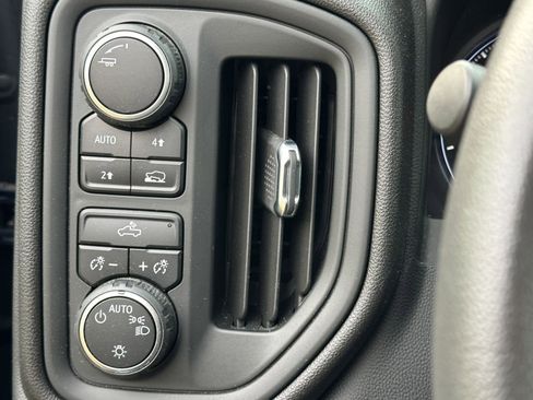 Used 2022 Chevrolet Silverado 1500 Custom image 11