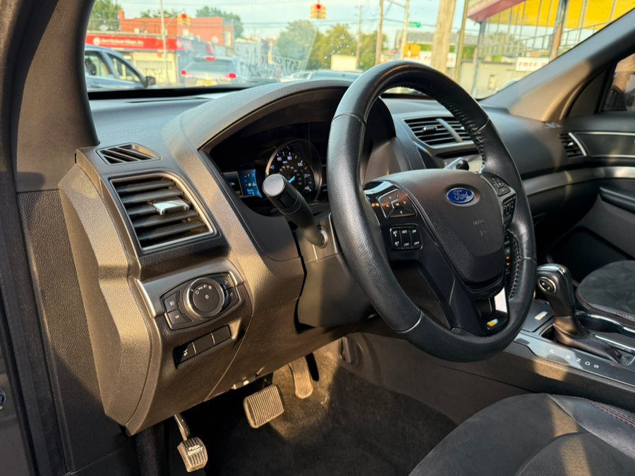 Used 2018 Ford Explorer XLT w/ Equipment Group 202A AWD/4WD image 13