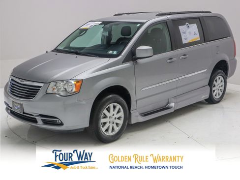 Used 2015 Chrysler Town & Country Touring FWD image 9