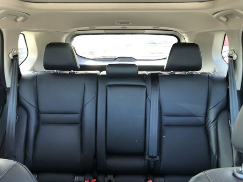 Used 2025 Nissan Rogue SV w/ SV Premium Package image 12