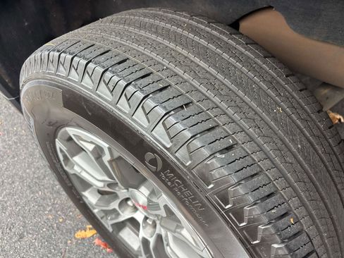 Used 2024 GMC Sierra 1500 SLT image 9