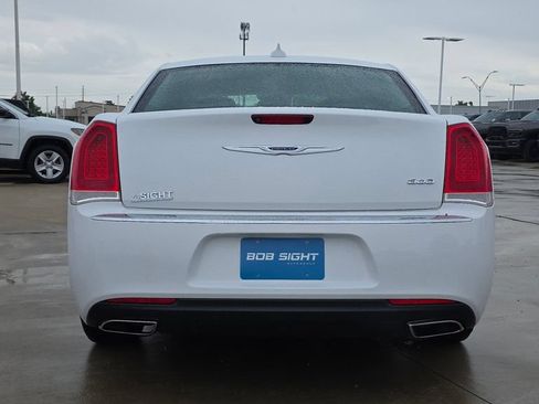 Used 2019 Chrysler 300 Touring w/ Quick Order Package 2EF RWD image 4