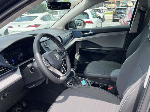 Used 2024 Volkswagen Taos SE w/ Panoramic Sunroof Package FWD image 12