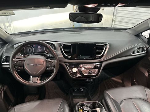 Used 2021 Chrysler Pacifica Touring-L w/ Uconnect Theater Family Group FWD image 16