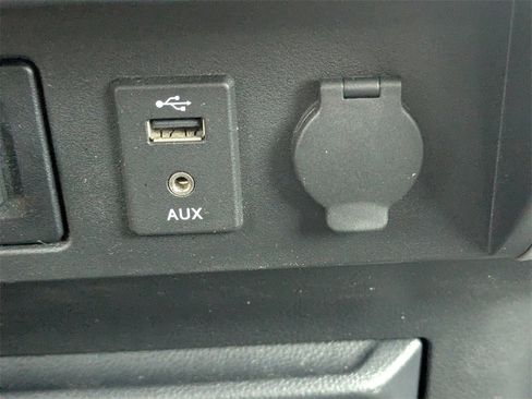 Used 2018 Nissan Titan SV image 21